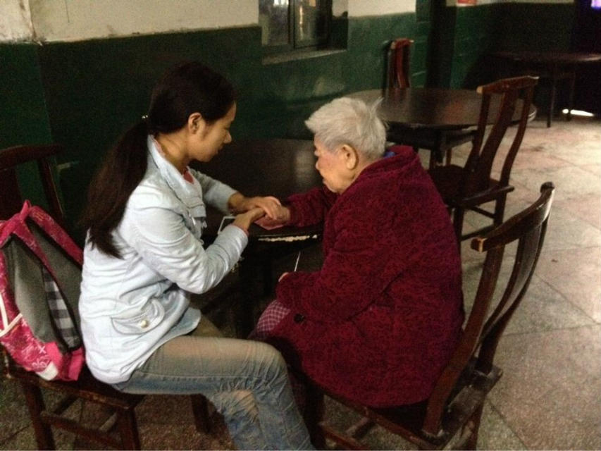 陪老人闲话家常